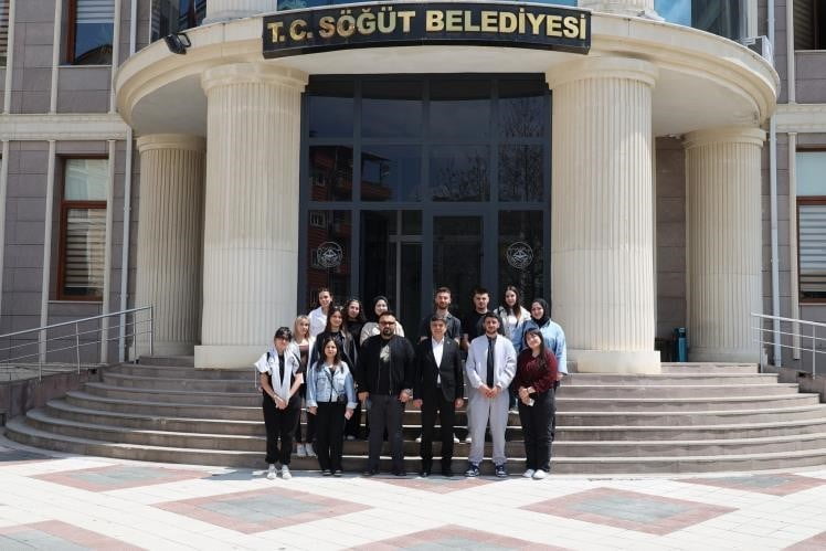 BİLECİK'İN SÖĞÜT İLÇESİNDE SOSYAL GÜVENLİK FARKINDALIK KULÜBÜ ÜYESİ ÖĞRENCİLER, BELEDİYE BAŞKANI...