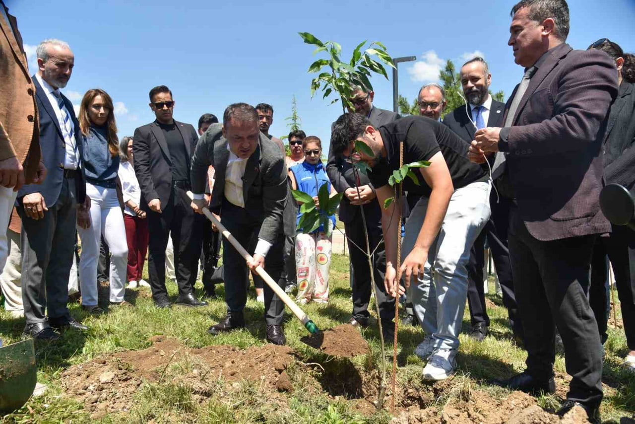 BİLECİK'TE 'KAMPÜSÜ AĞAÇLANDIRIYORUZ' SLOGANIYLA FİDELER TOPRAKLA BULUŞTU