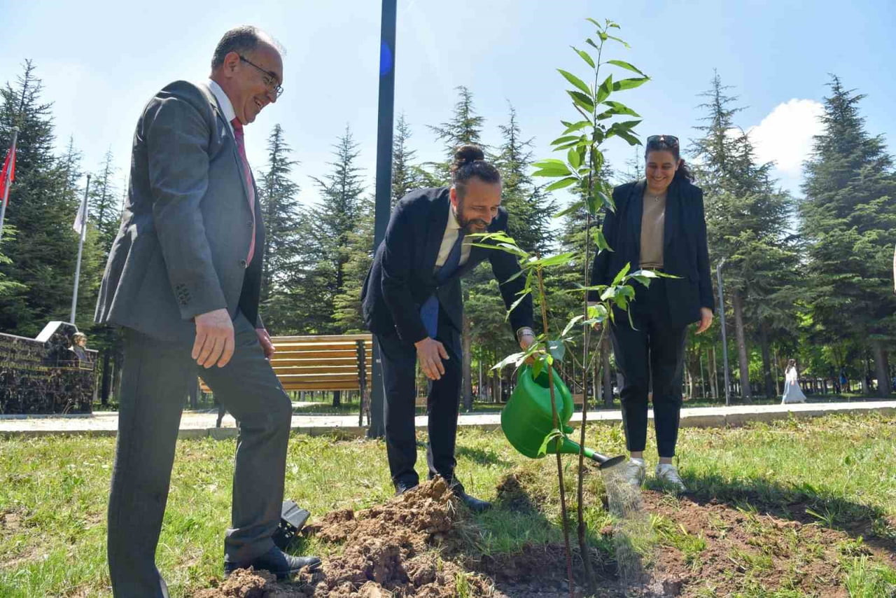 BİLECİK'TE 'KAMPÜSÜ AĞAÇLANDIRIYORUZ' SLOGANIYLA FİDELER TOPRAKLA BULUŞTU
