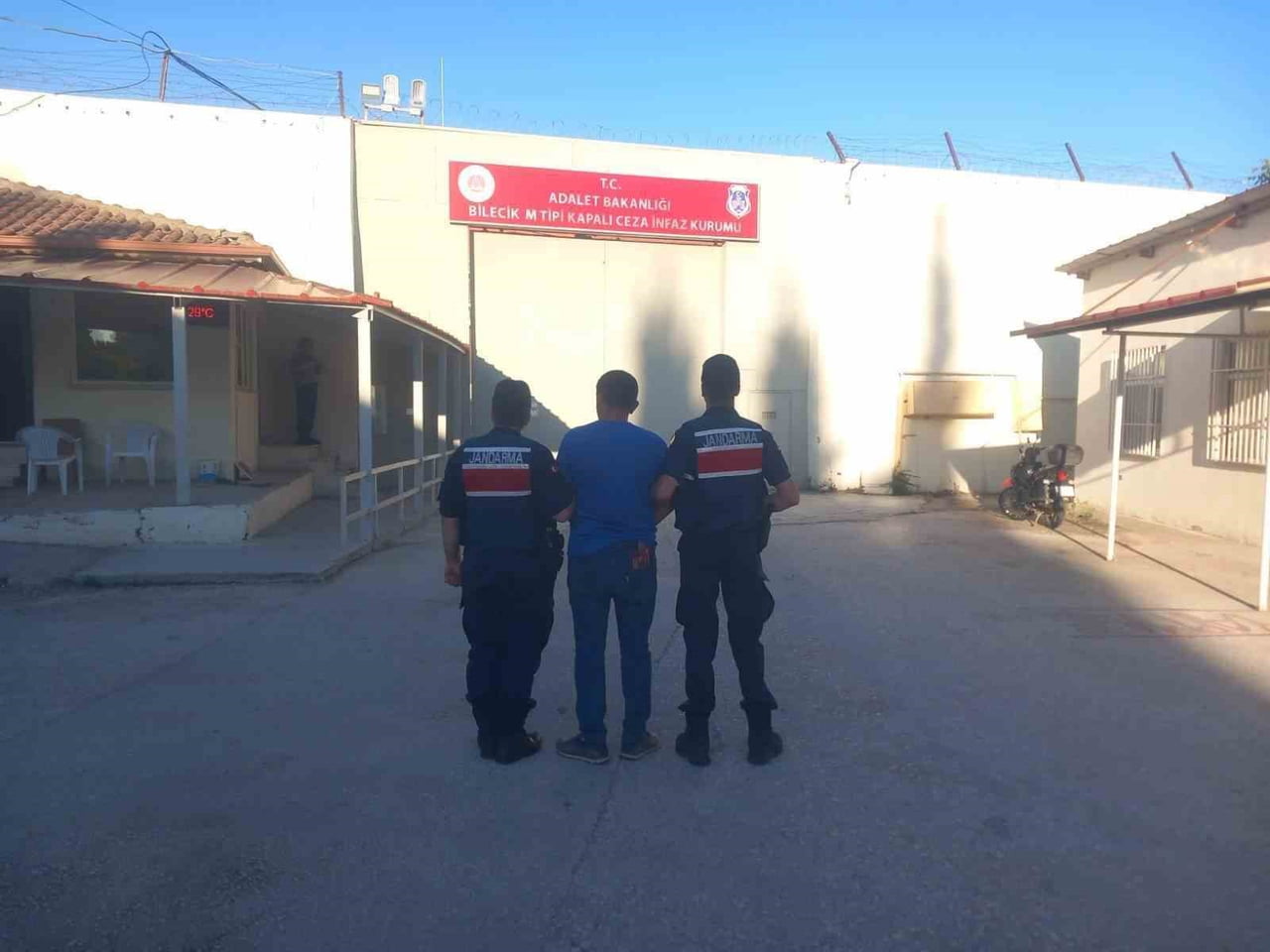 BİLECİK'TE 1 YIL, 8 AY KESİNLEŞMİŞ HAPİS CEZASI BULUNAN ŞAHIS YAKALANDI