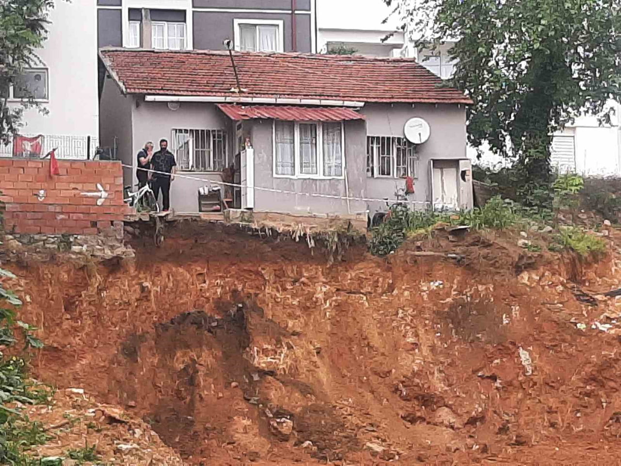 BİLECİK'TE BİR EV TOPRAK KAYMASI İHTİMALİNE KARŞI TAHLİYE EDİLDİ