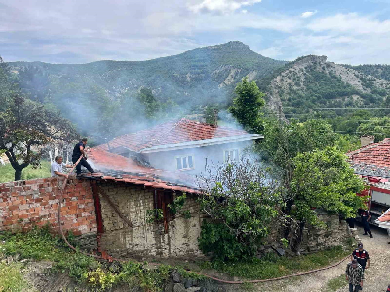 BİLECİK'TE FIRIN VE KİLER OLARAK KULLANILAN ALANDA YANGIN