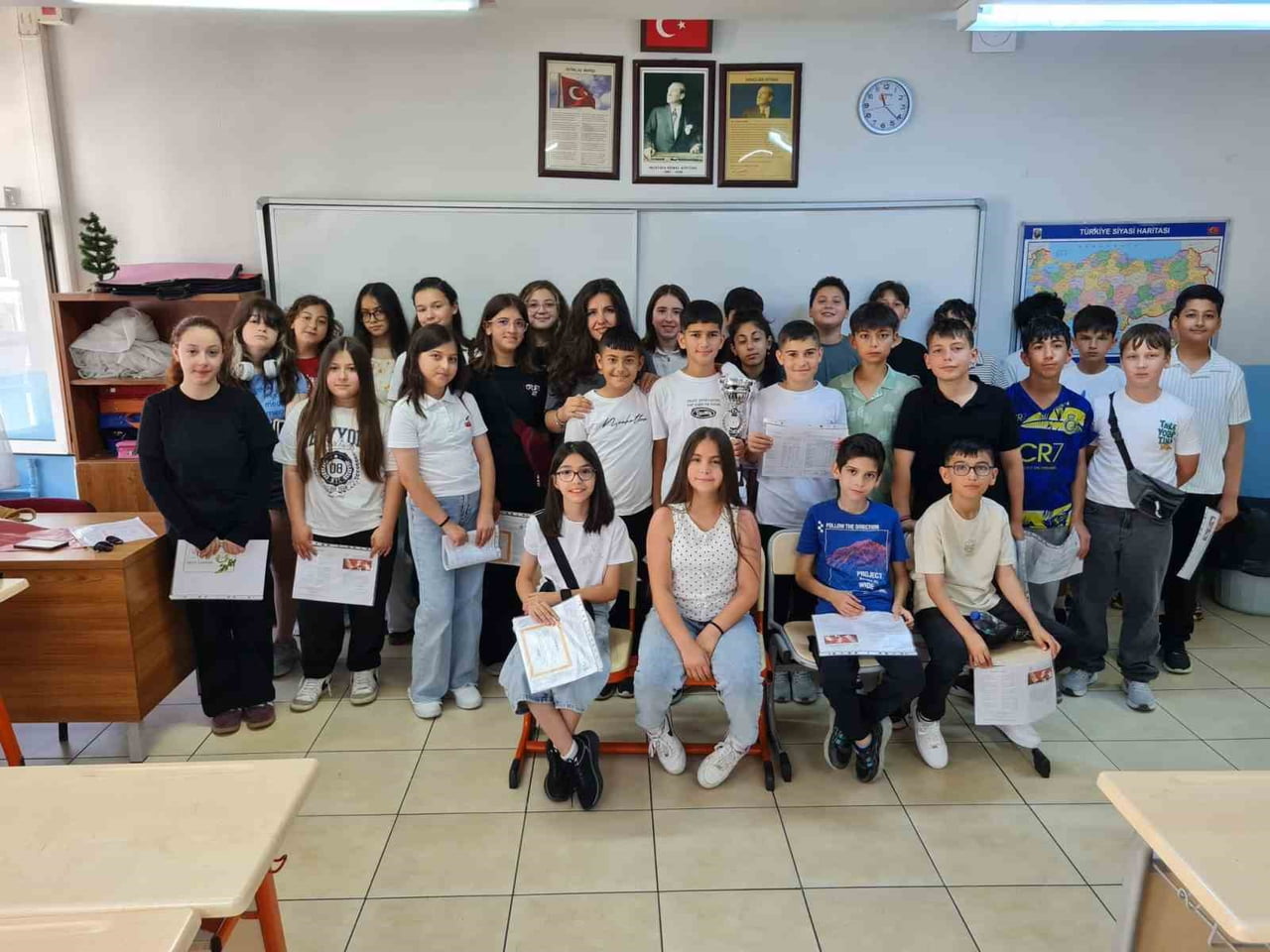 BİLECİK'TE, İL GENELİNDEKİ 177 OKULDA ÖĞRENİM GÖREN 38 BİN 809 ÖĞRENCİ, KARNELERİNİ ALARAK YAZ...