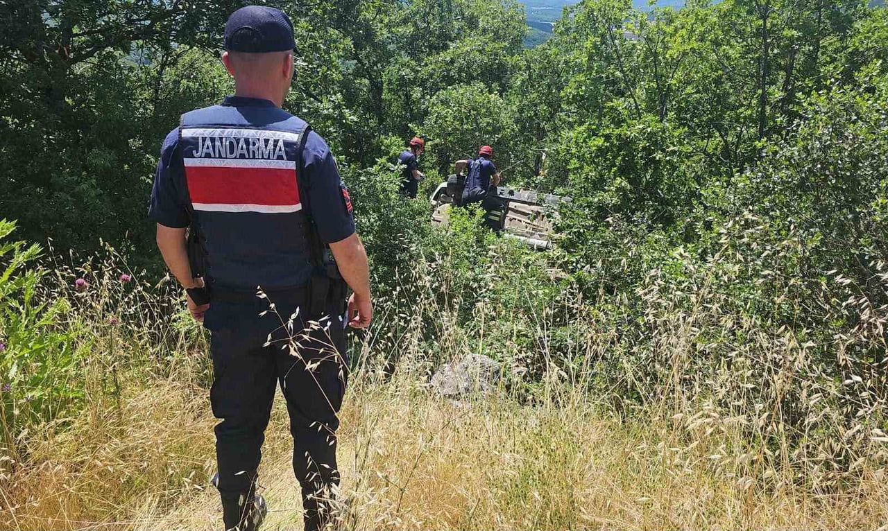 BİLECİK'TE KONTROLDEN ÇIKAN OTOMOBİLİN ORMANLIK ALANA DEVRİLMESİ SONUCU 1 KİŞİ HAFİF...