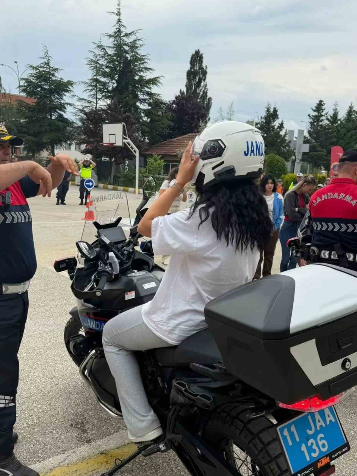 BİLECİK'TE KORUMA ALTINDAKİ ÇOCUKLAR JANDARMA TEŞKİLATINA ANLAMLI BİR ZİYARET...