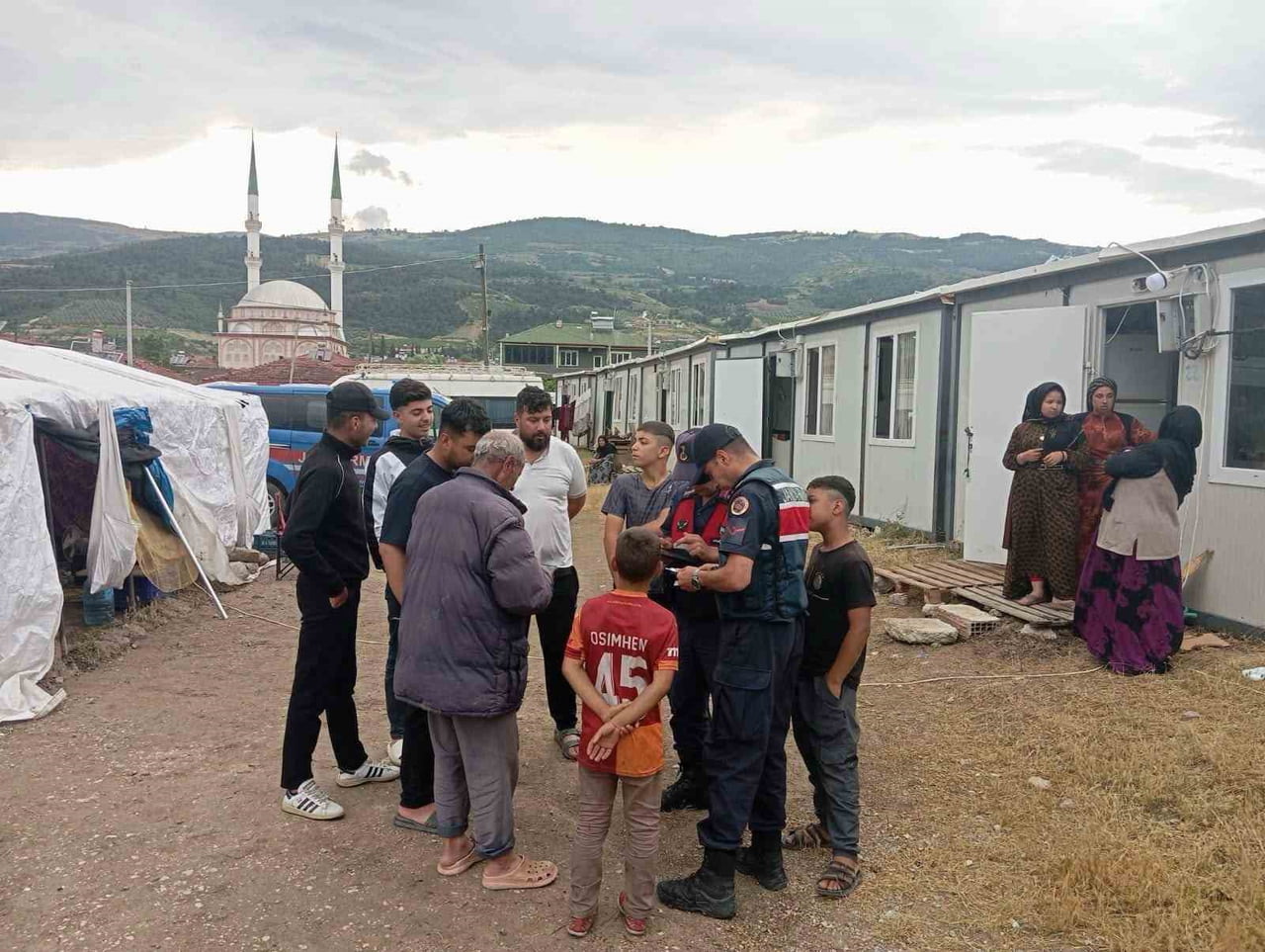 BİLECİK'TE MEVSİMLİK İŞÇİLERE JANDARMA DENETİMİ