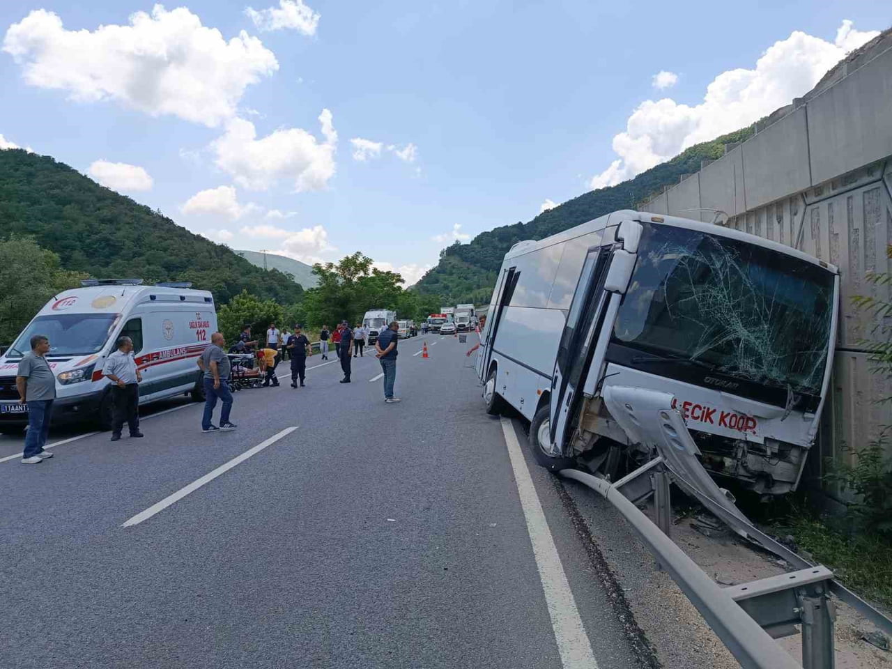 BİLECİK'TE MİDİBÜS İLE ÇARPIŞMASI SONUCU MEYDANA GELEN TRAFİK KAZASIN 12 KİŞİ YARALANDI