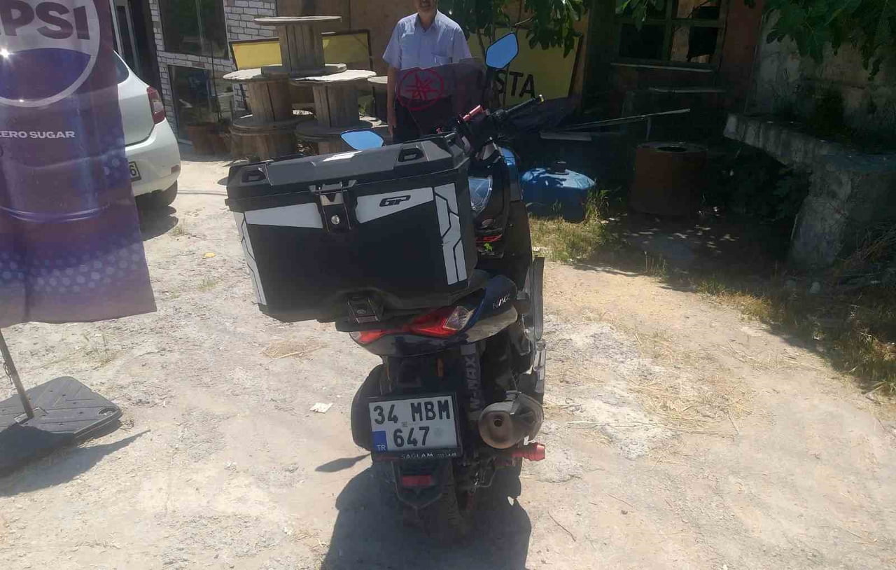 BİLECİK'TE MOTOSİKLET KAMYONETE ÇARPTI, 1 KİŞİ YARALANDI