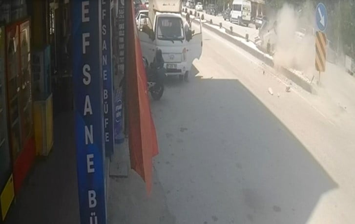 BİLECİK'TE OTOMOBİLİN REFÜJE ÇARPARAK DEVRİLMESİ SONUCU 2 KİŞİNİN YARALANDIĞI TRAFİK KAZASI...