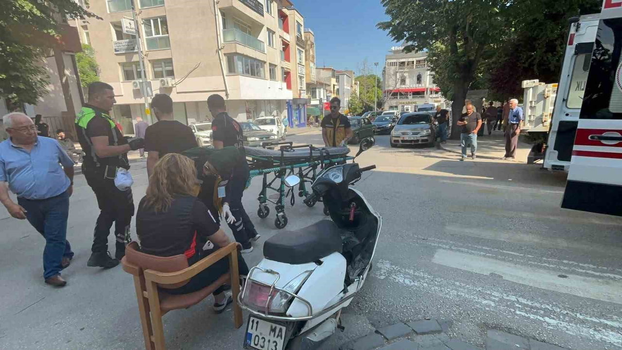 BİLECİK'TE OTOMOBİLLE ÇARPIŞAN MOTOSİKLETTE YARALANAN KADIN YOLCUNUN YARDIMINA ÇEVREDEKİ ESNAF...