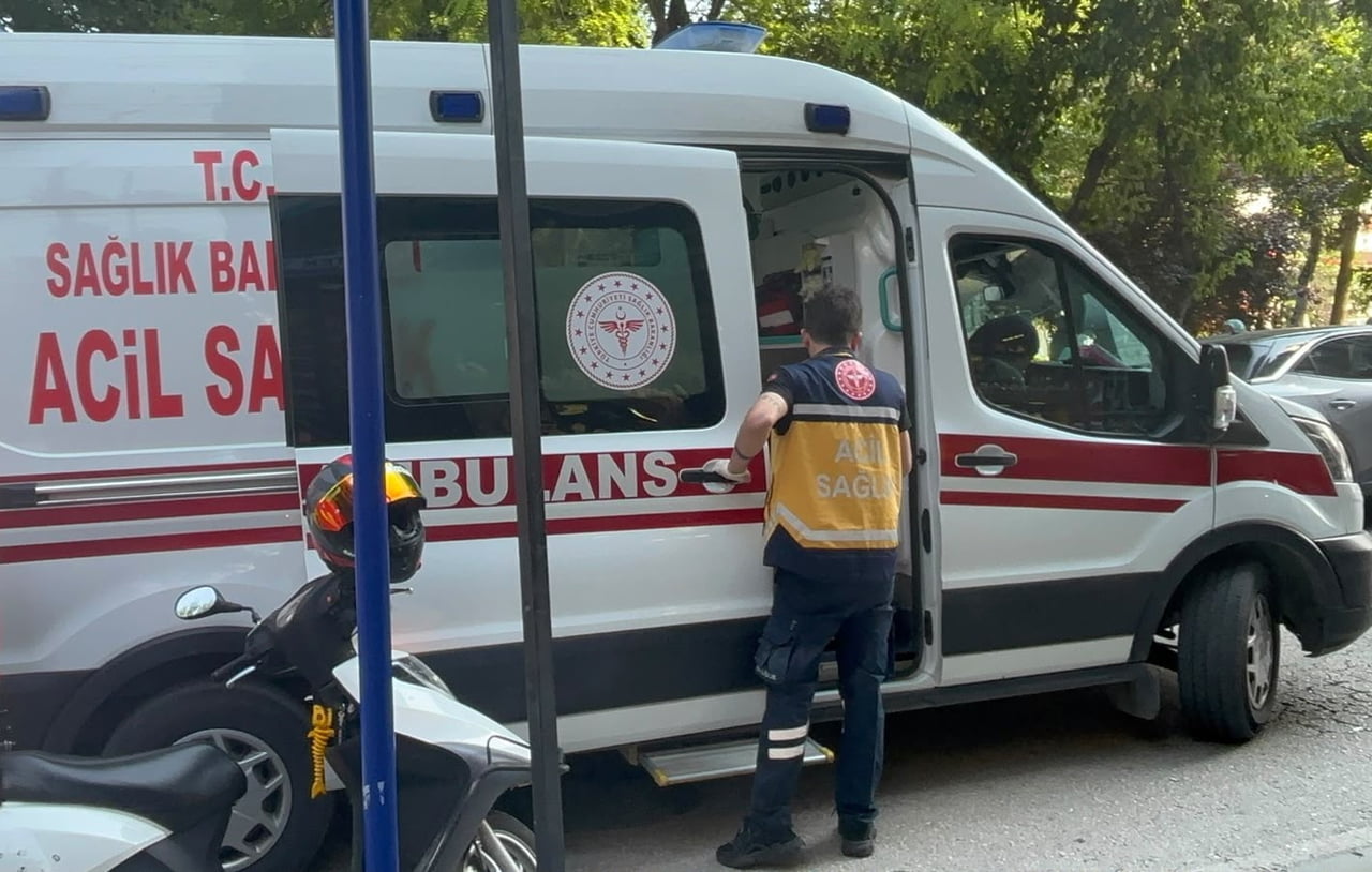 BİLECİK'TE OTOMOBİLLE ÇARPIŞAN MOTOSİKLETTE YARALANAN KADIN YOLCUNUN YARDIMINA ÇEVREDEKİ ESNAF...