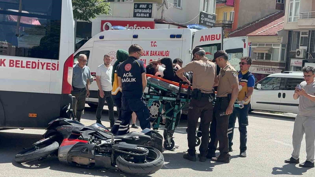 BİLECİK'TE OTOMOBİLLE ÇARPIŞTIKTAN SONRA KONTROLDEN ÇIKAN MOTOSİKLETİN SÜRÜCÜSÜ AZ KALSIN...
