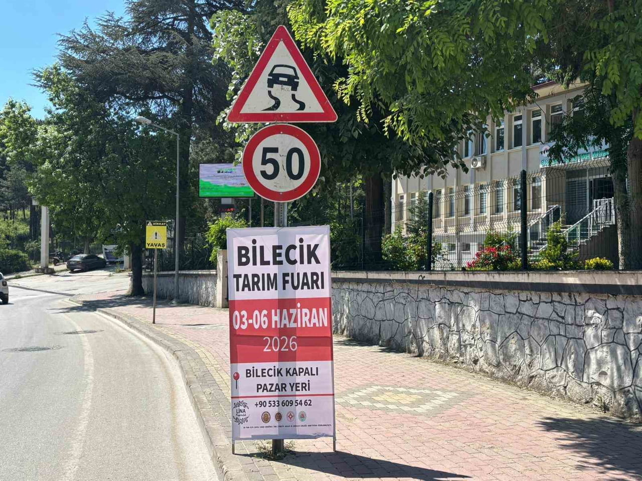 BİLECİK'TE TRAFİK IŞIKLARINA ASILAN REKLAMLAR TEPKİLERE NEDEN OLDU