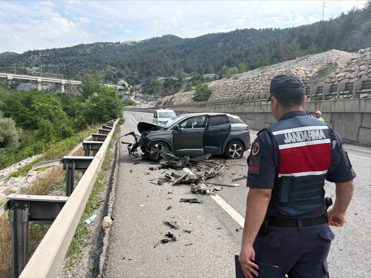 BİLECİK'TYE AYNI İSTİKAMETTE SEYİR HALİNDEKİ OTOMOBİLİN TIRA ARKADAN ÇARPMASI SONUCU 2 KİŞİ...