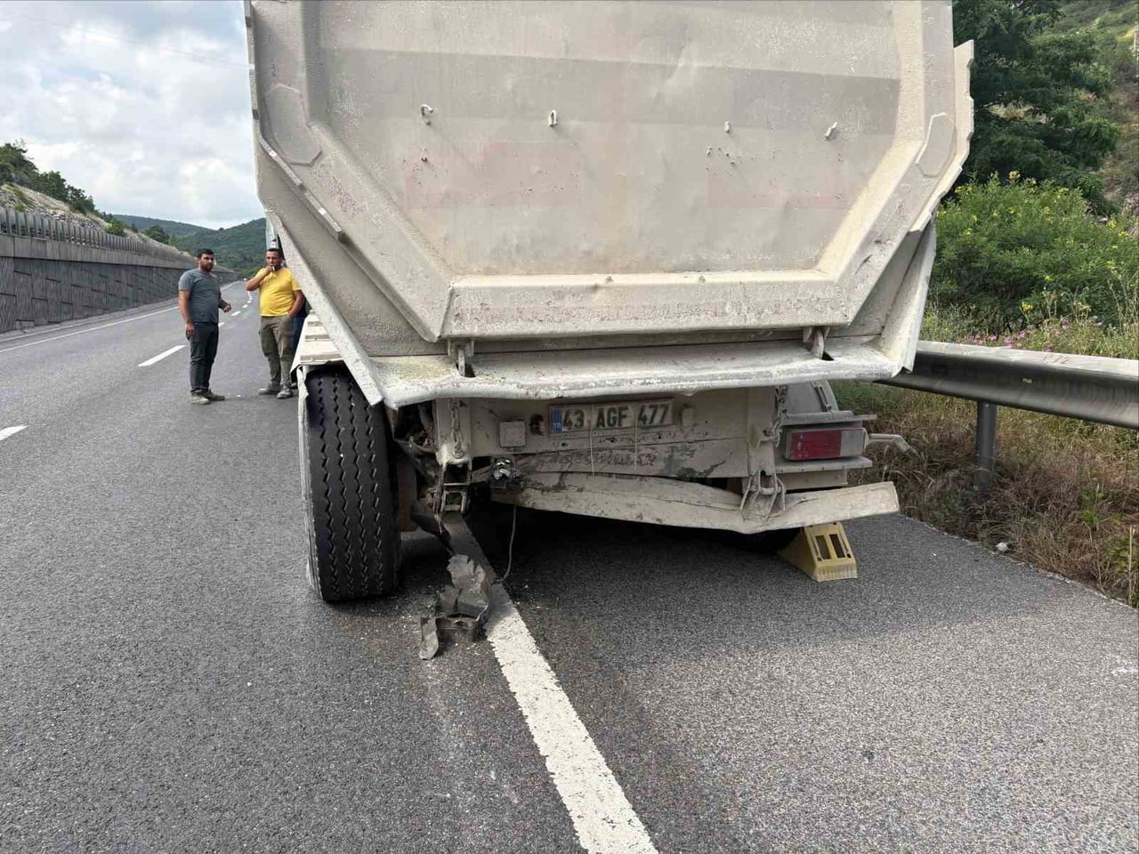 BİLECİK'TYE AYNI İSTİKAMETTE SEYİR HALİNDEKİ OTOMOBİLİN TIRA ARKADAN ÇARPMASI SONUCU 2 KİŞİ...