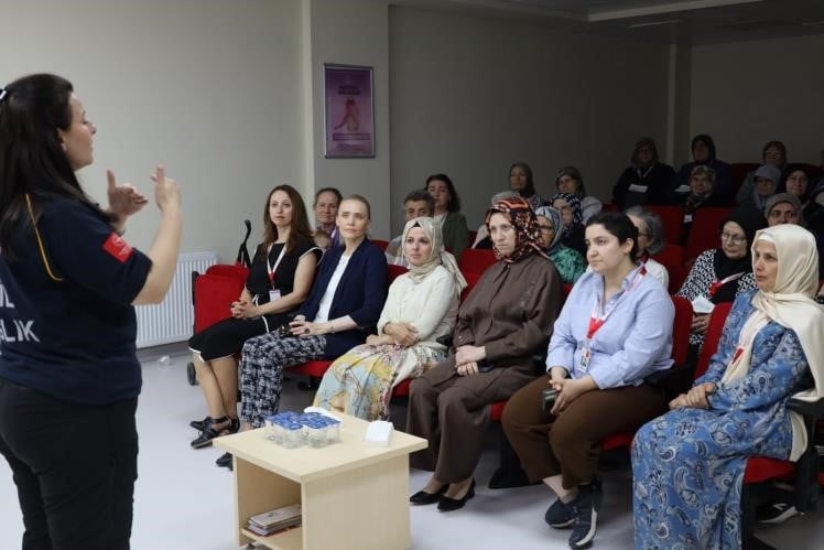 BİLECİK SAĞLIKLI HAYAT MERKEZİ'NDE 'TEMEL İLK YARDIM FARKINDALIK EĞİTİMİ' DÜZENLENDİ.