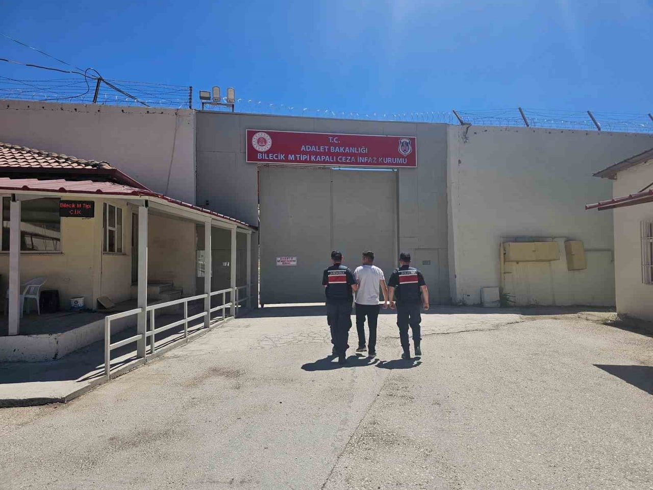 BİLECİK’TE 17 YIL 49 AY 37 GÜN HAPİS CEZASI BULUNAN ŞAHIS KAÇMAYA ÇALIŞTIĞI SIRADA...