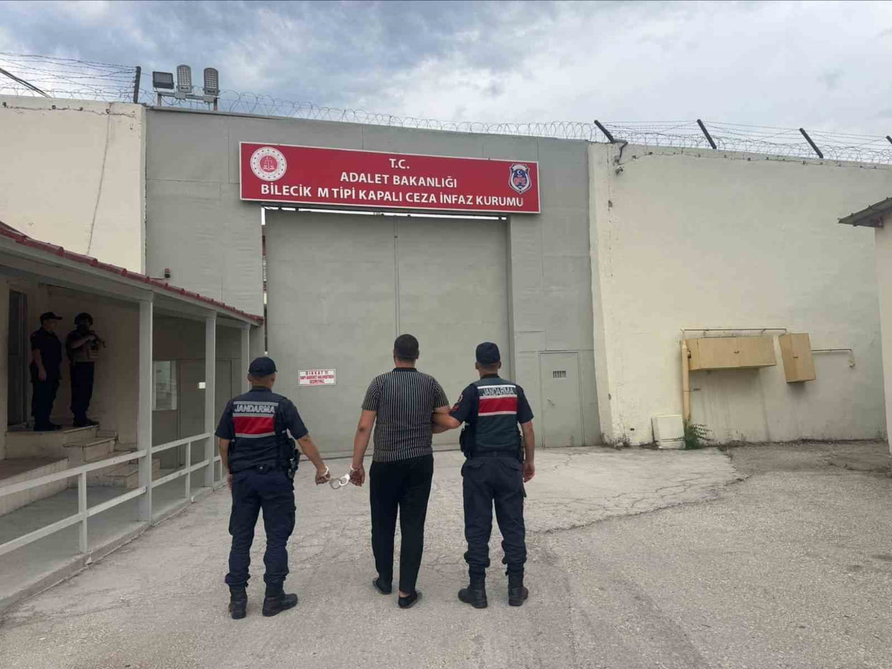 BİLECİK’TE 4 YIL 6 AY HAPİS CEZASI BULUNAN ŞAHIS YAKALANDI