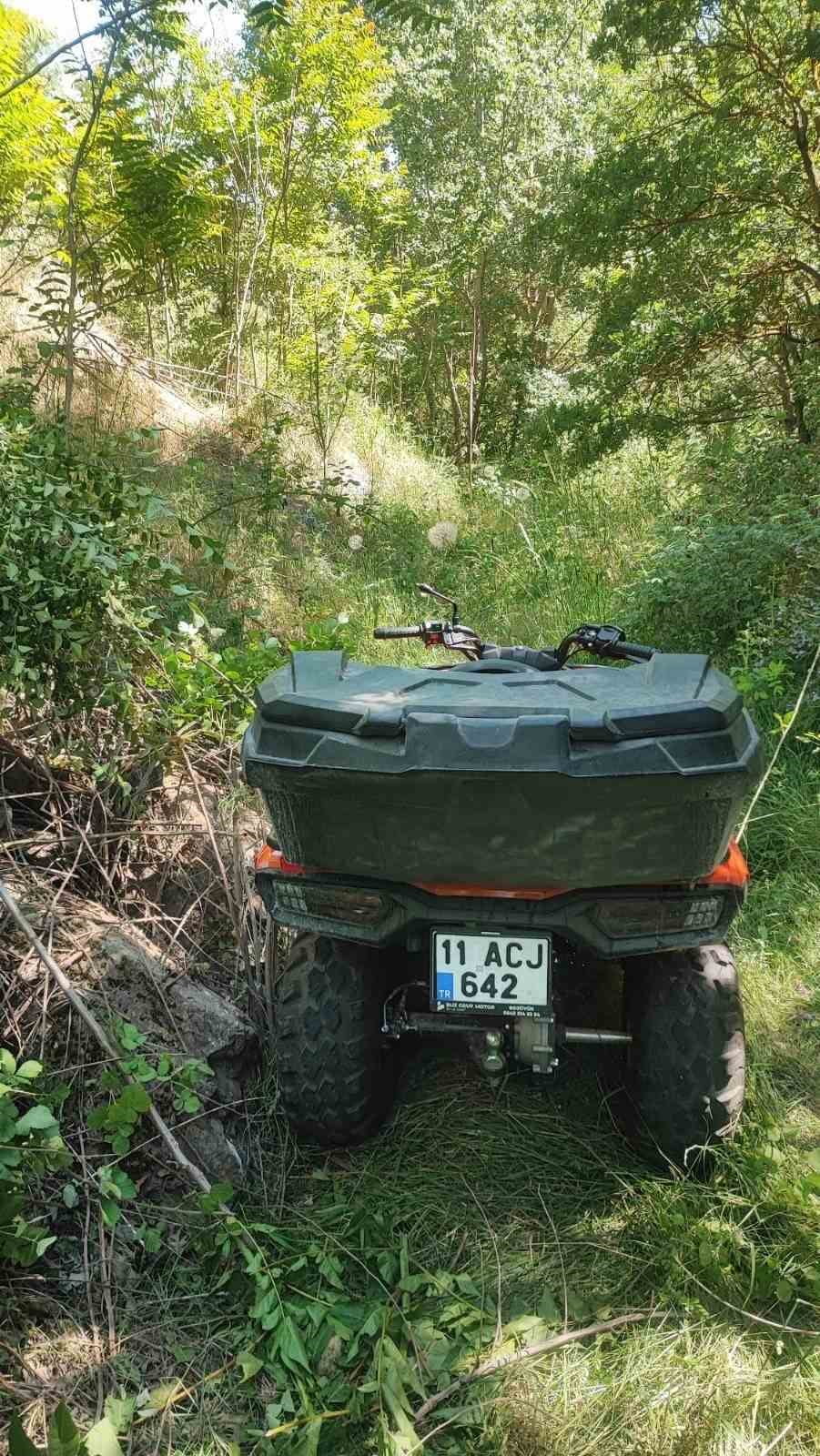 BİLECİK’TE ATV DERE YATAĞINA UÇTU: 3 YARALI