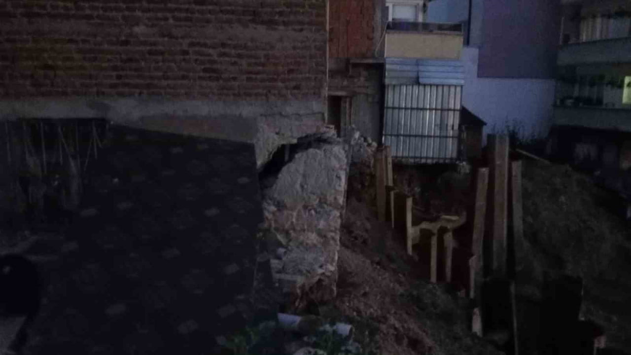 BİLECİK’TE BİR İNŞAAT ÇALIŞMASI İÇİN YÜRÜTÜLEN TEMEL KAZISI ESNASINDA YAN TARAFTA BULUNAN 3 KATLI...
