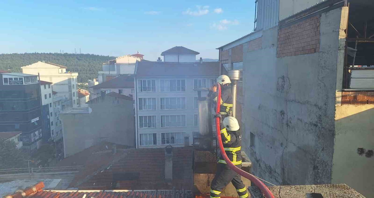 BİLECİK’TE BİR RESTORANIN BACASINDA YANGIN ÇIKTI