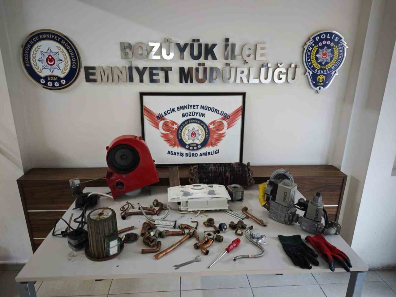 BİLECİK’TE METRUK BİNADA HIRSIZLIK GİRİŞİMİ: 2 ŞÜPHELİ YAKALANDI