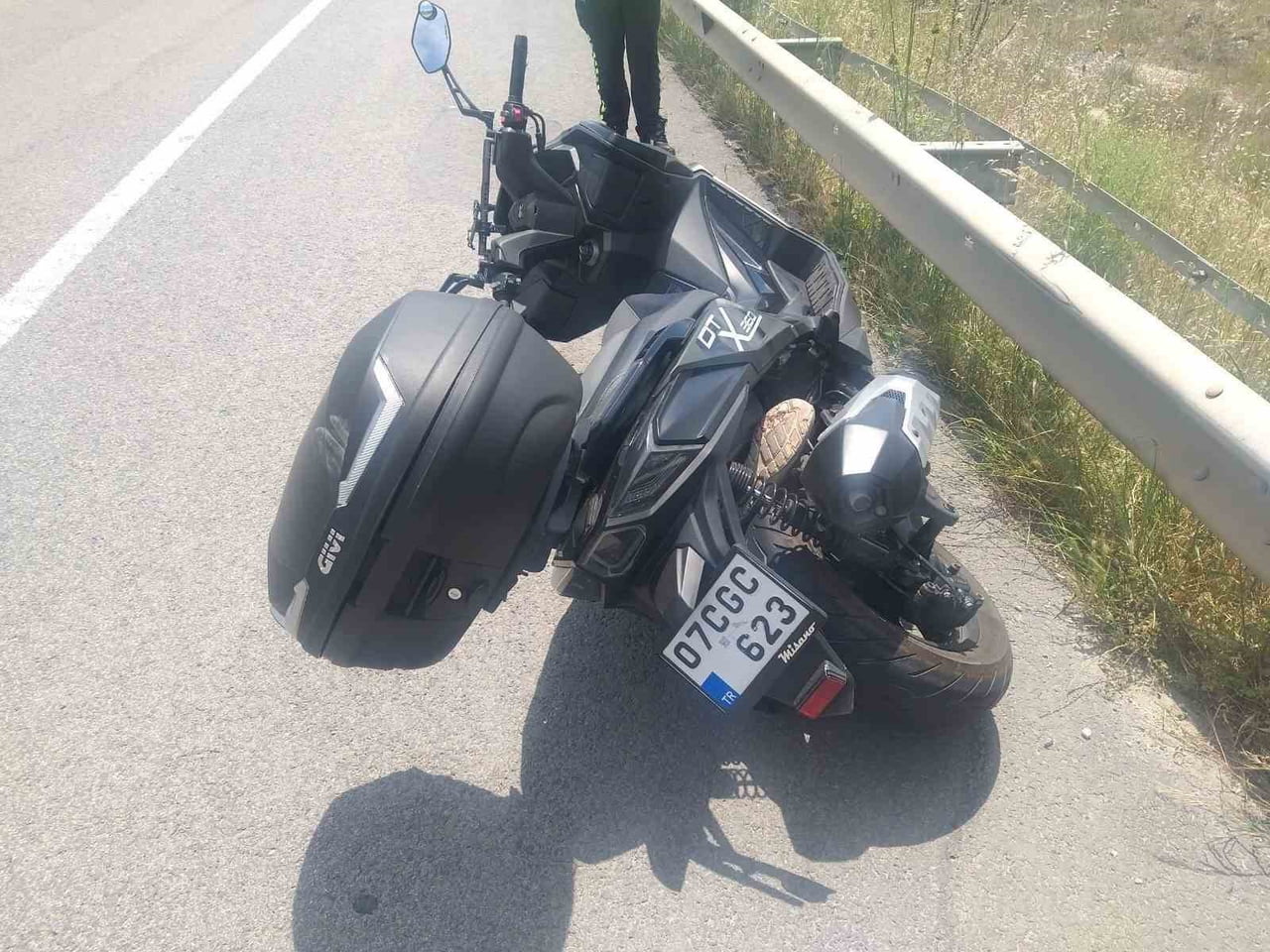 BİLECİK’TE MOTOSİKLET BARİYERLERE ÇARPTI: 1 ÖLÜ