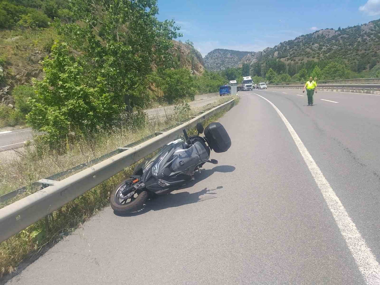 BİLECİK’TE MOTOSİKLET BARİYERLERE ÇARPTI: 1 ÖLÜ