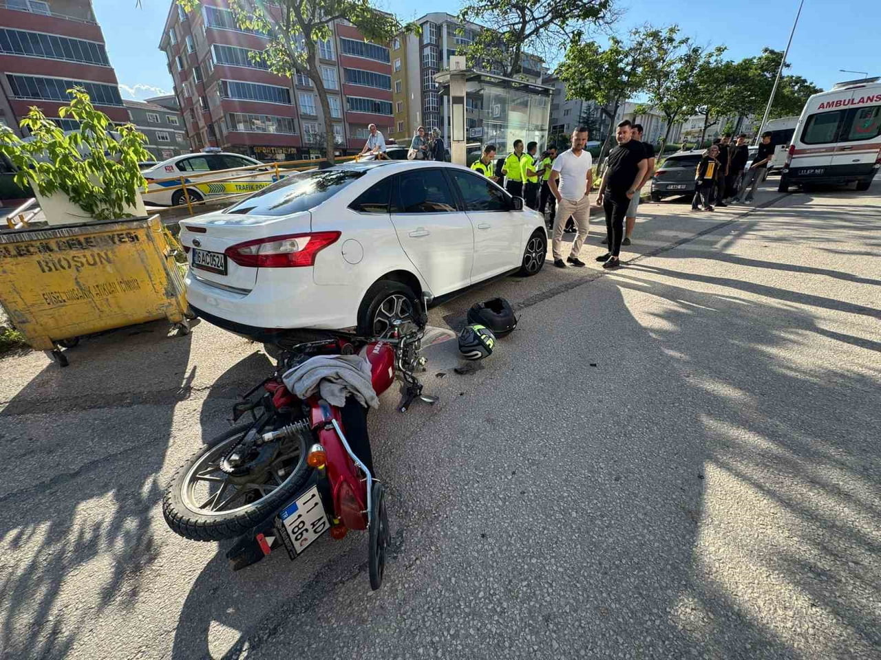 BİLECİK’TE OTOMOBİL İLE MOTOSİKLET ÇARPIŞTI
