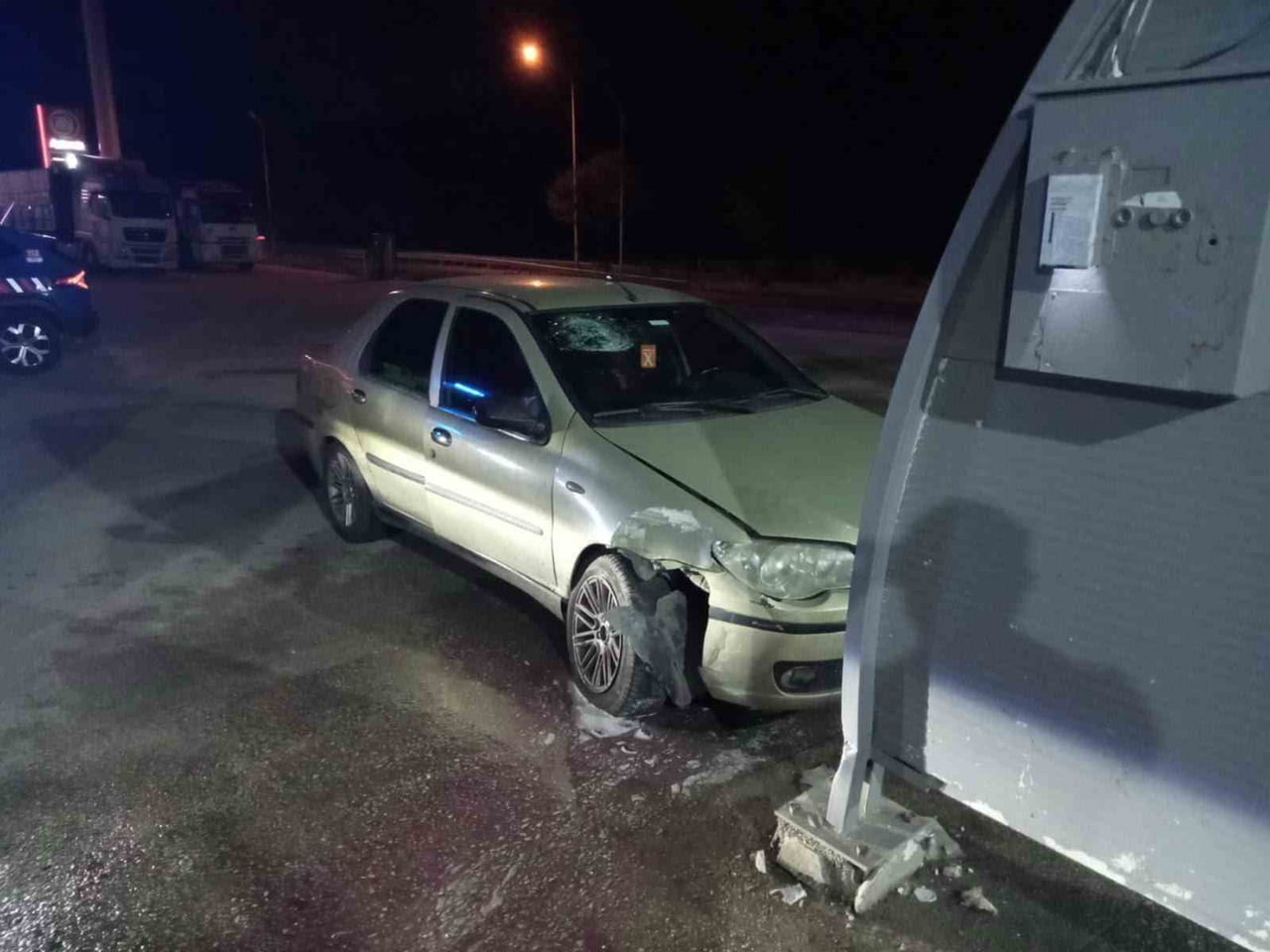 BİLECİK’TE OTOMOBİL SÜRÜCÜSÜ AKARYAKIT İSTASYONUNUN YIKAMA ALANINA ÇARPTI: 4 YARALI