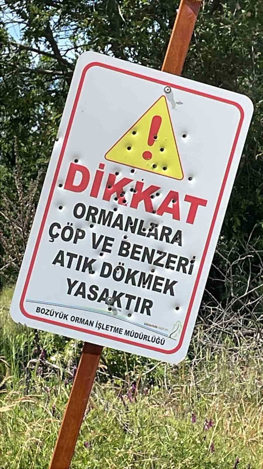 BİLECİK’TE PİKNİKÇİLER ALANI ÇÖPLÜĞE ÇEVİRDİ: DOĞA VE KAMU MALI ZARAR GÖRDÜ