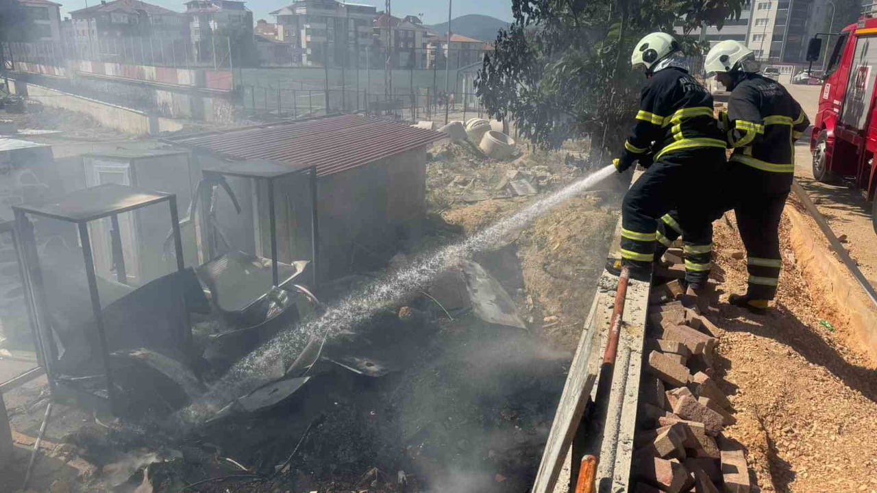 BİLECİK’TE STADYUM İNŞAAT ALANINDA YANGIN ÇIKTI