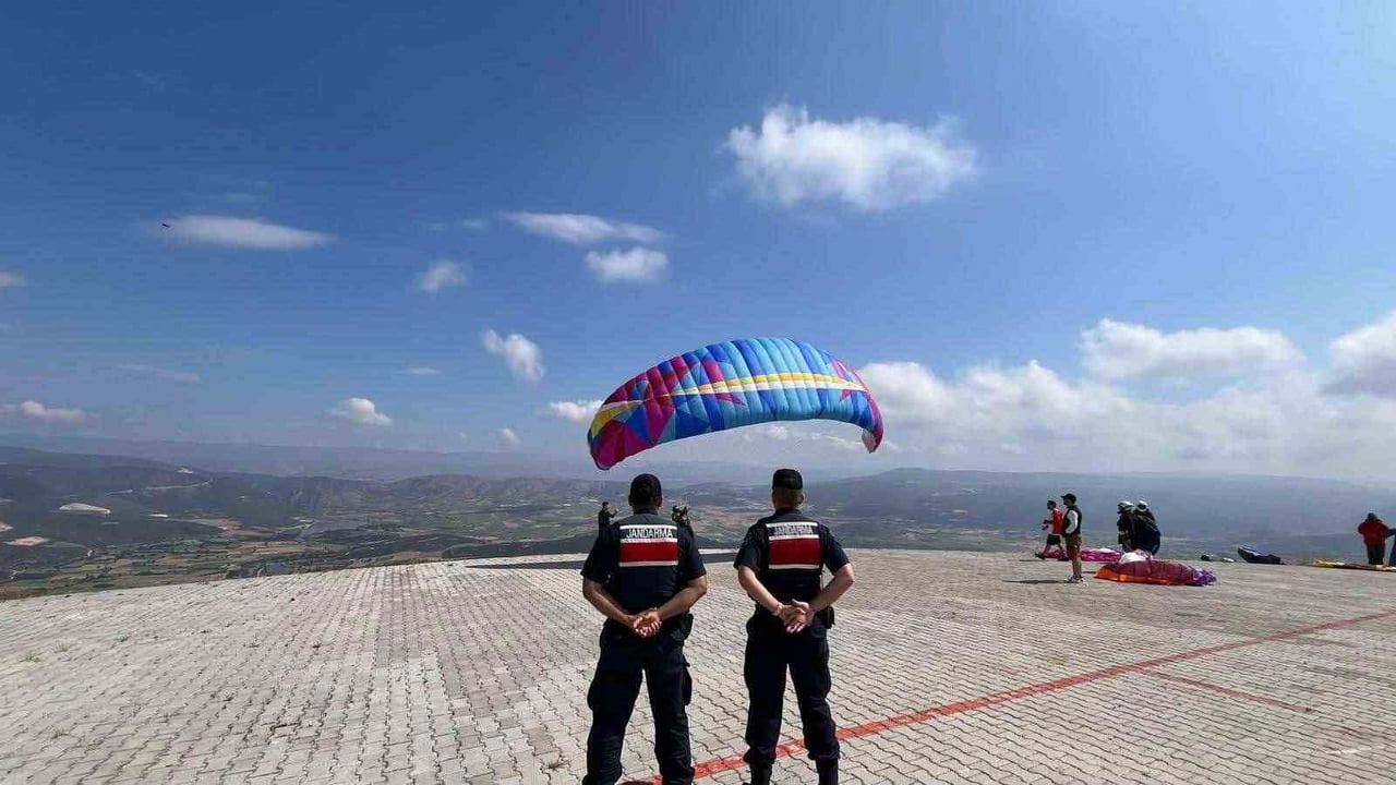 BİLECİK’TE YAMAÇ PARAŞÜTÜ ETKİNLİĞİ