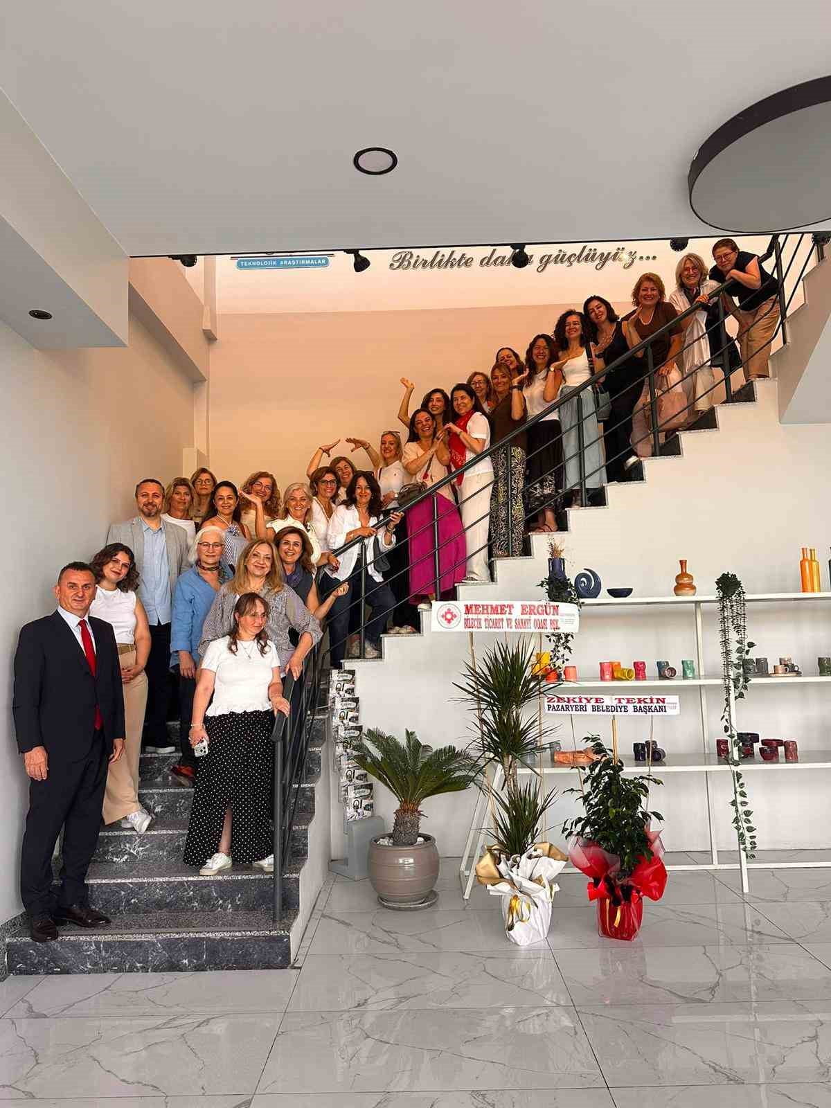 BİLECİK’TE YAPILAN ÇILGIN ÇAYDANLIK SERGİSİ GÜNDELİK BİR NESNENİN SANAT ARACILIĞIYLA NASIL YENİ...