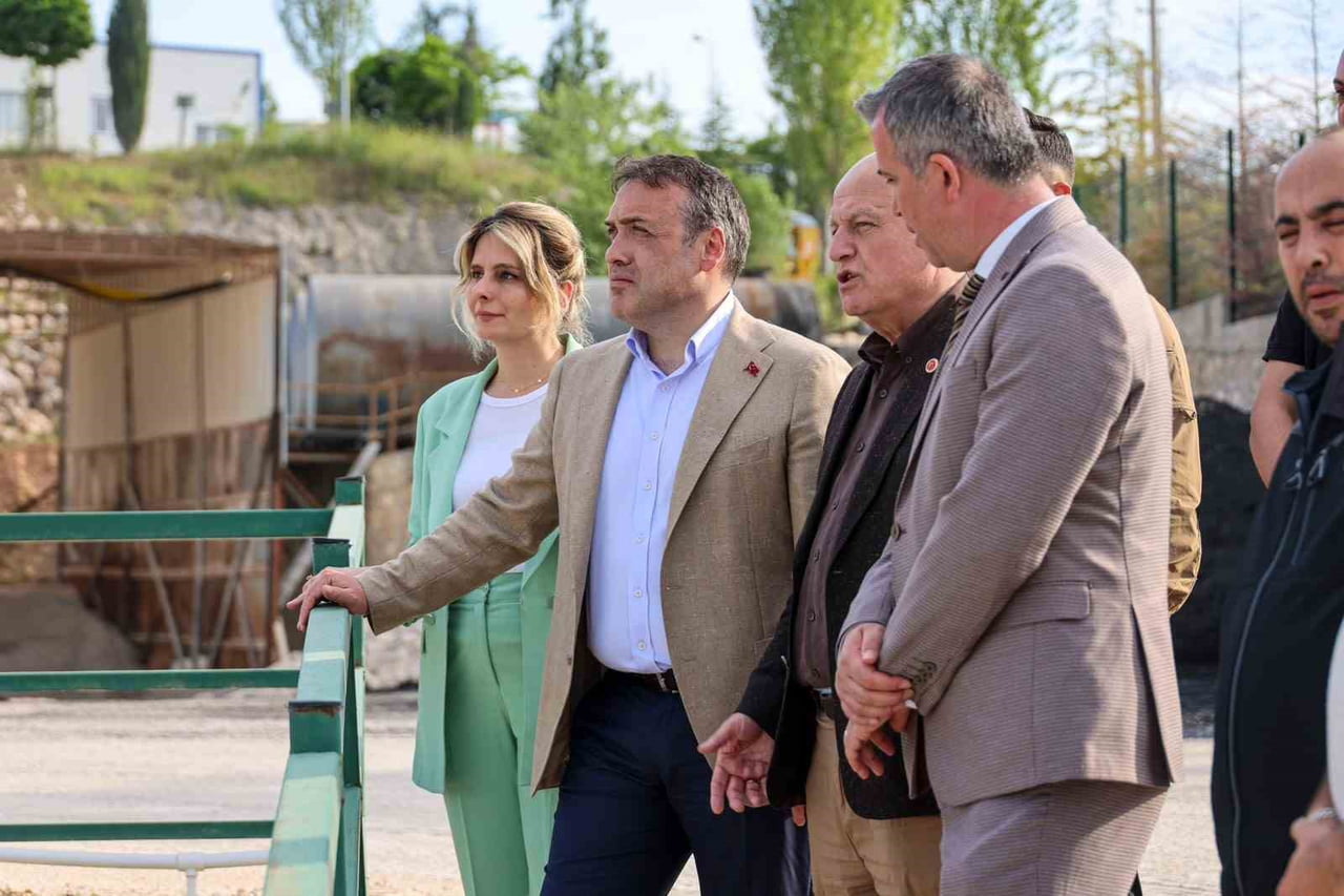 BİLECİK VALİSİ FAİK OKTAY SÖZER, YOL VE ASFALT TESİSLERİNİ YAKINDAN TAKİP ETTİ.
