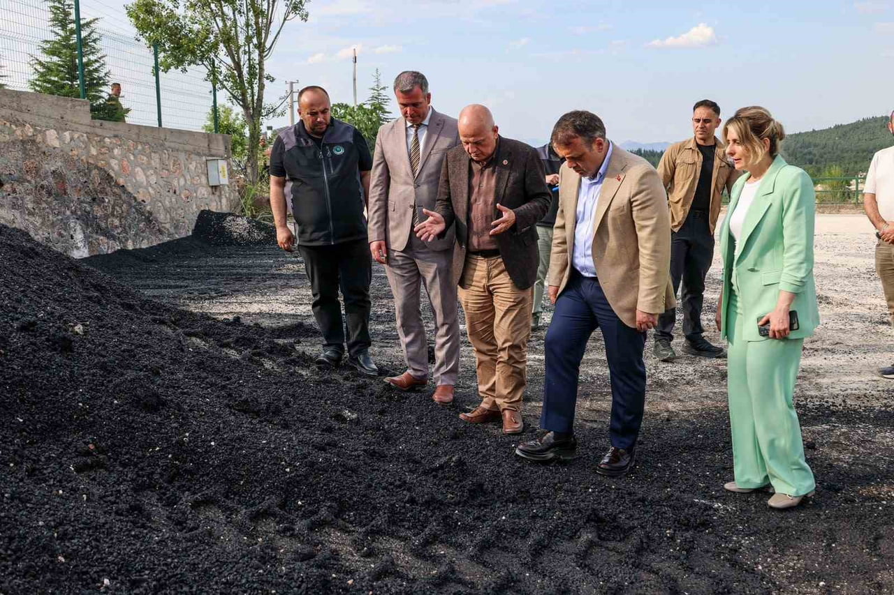 BİLECİK VALİSİ FAİK OKTAY SÖZER, YOL VE ASFALT TESİSLERİNİ YAKINDAN TAKİP ETTİ.
