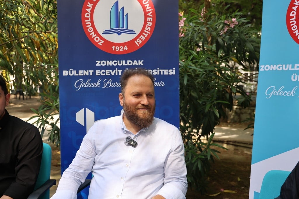 BİLİM KAFE’DE GELECEĞİN MESLEKLERİ KONUŞULDU: BİLİŞİM GÜVENLİĞİ UZMANLIĞI VE SİBER...