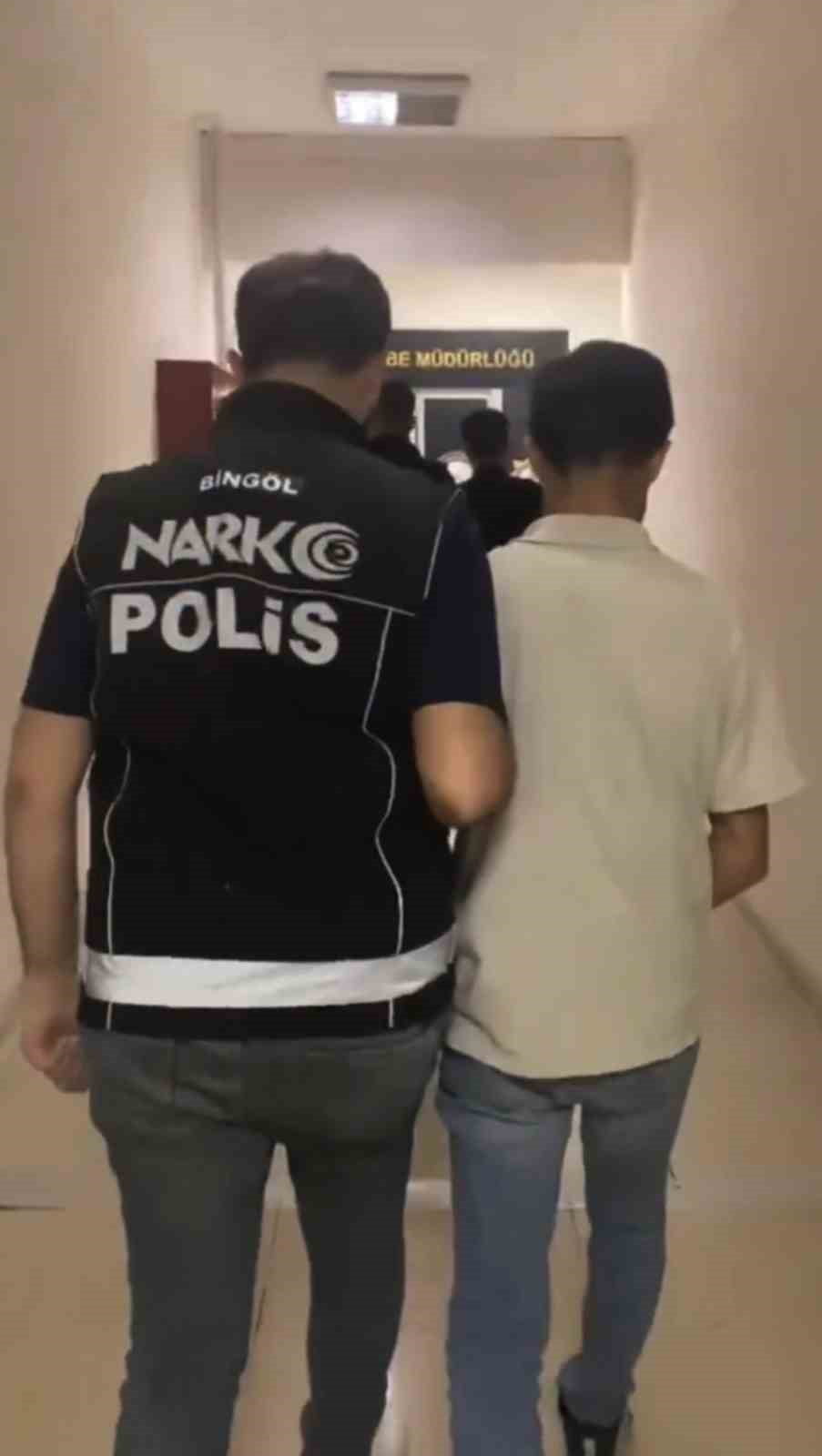 BİNGÖL'DE POLİS EKİPLERİNCE DÜZENLENEN UYUŞTURUCU OPERASYONUNDA GÖZALTINA ALINAN 2 ŞÜPHELİDEN 1'İ...