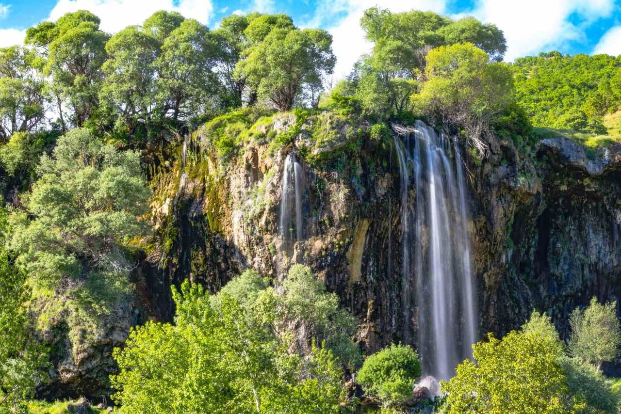BİNGÖL'ÜN DOĞAL GÜZELLİĞİ PERGASUR ŞELALESİ, HAVALARIN ISINMASIYLA DOĞASEVERLERİN İLGİSİNİ ÇEKMEYE...
