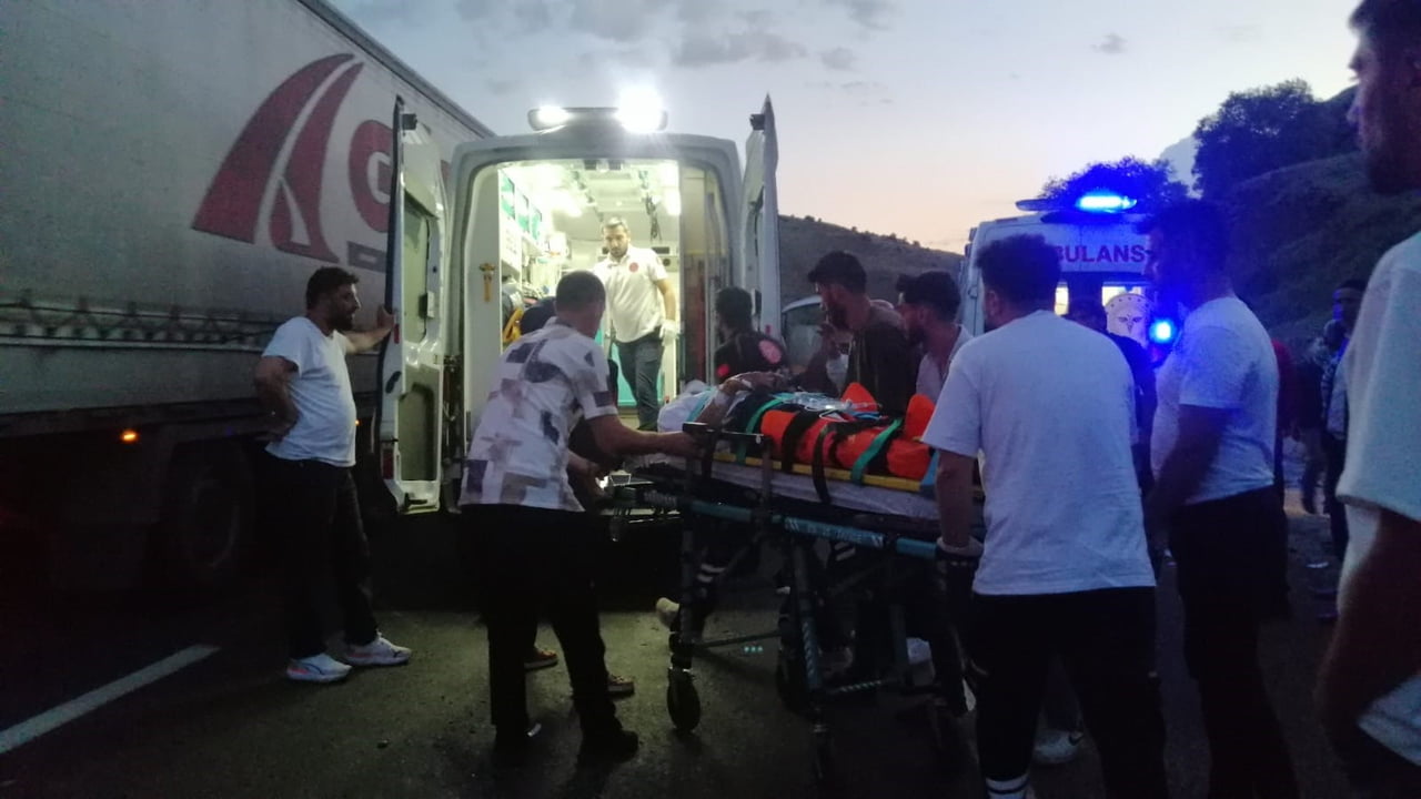 BİNGÖL'ÜN SOLHAN İLÇESİNDE TIR İLE OTOMOBİLİN KAFA KAFAYA ÇARPIŞMASI SONUCU MEYDANA GELEN TRAFİK...