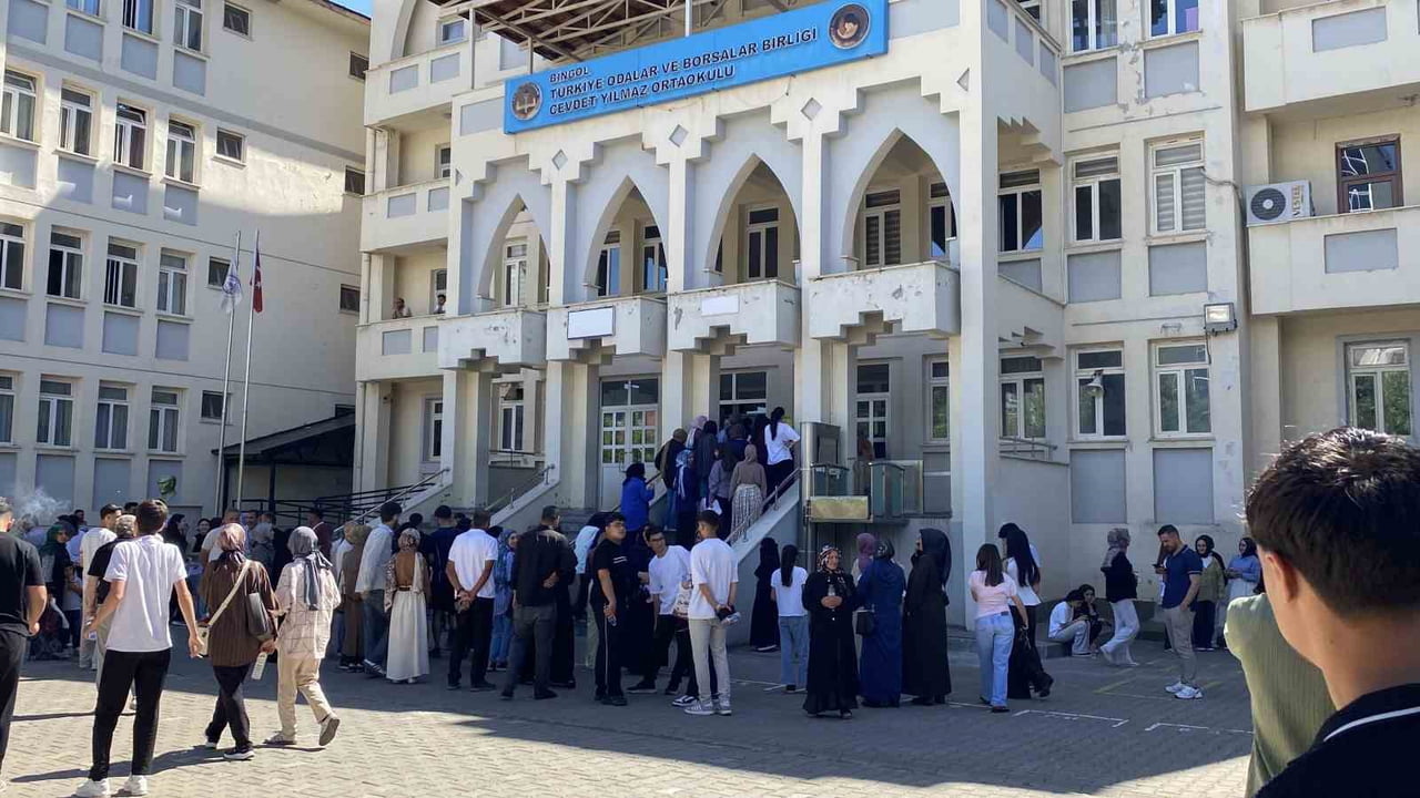 BİNGÖL’DE AYT HEYECANI YAŞANDI