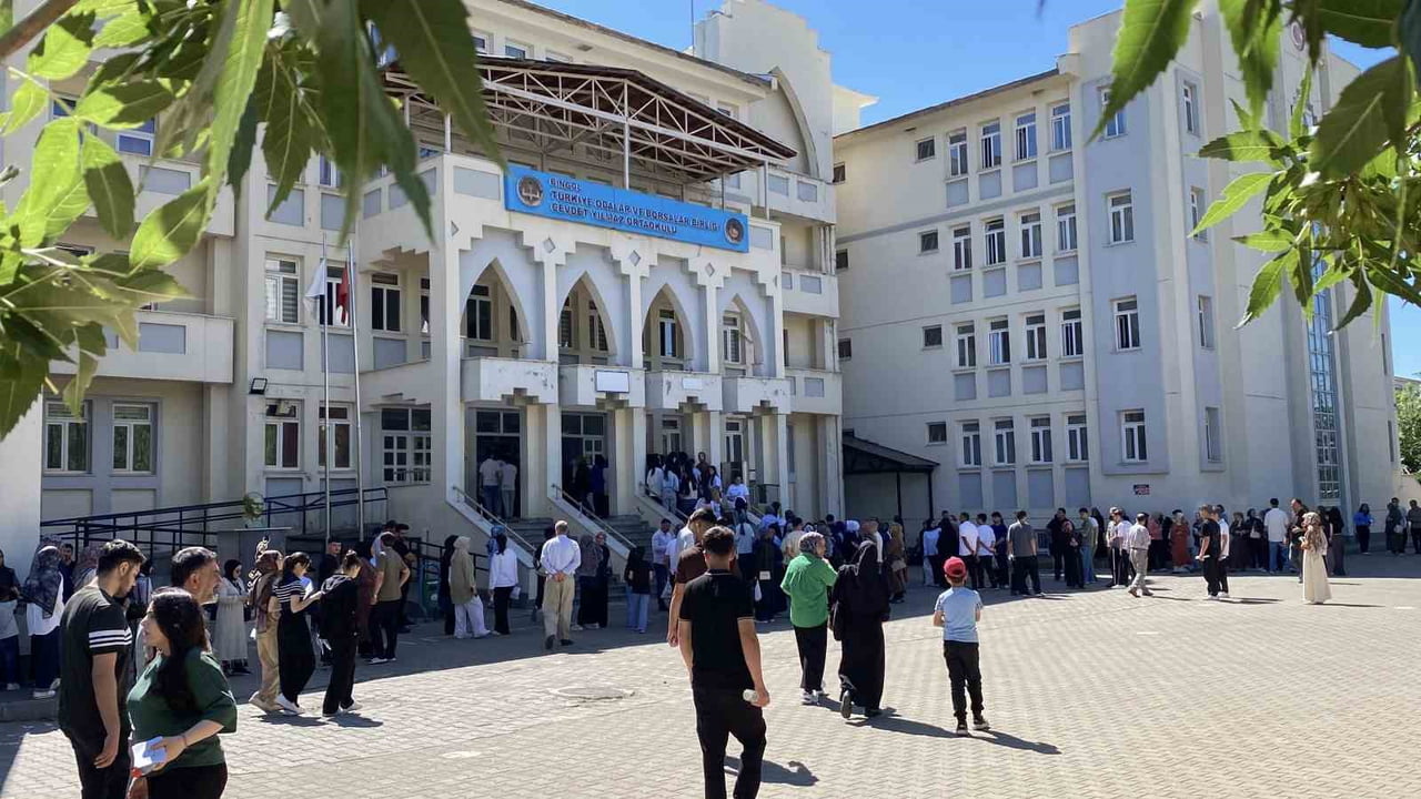 BİNGÖL’DE AYT HEYECANI YAŞANDI