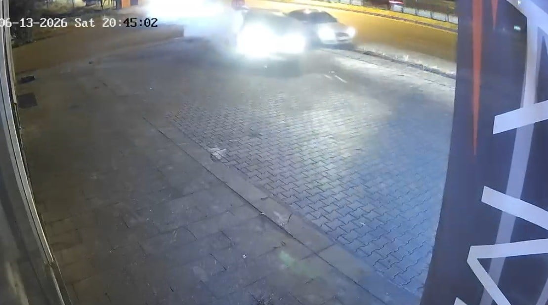 BİNGÖL’DE İKİ ARACIN ÇARPIŞMASI SONUCU MEYDANA GELEN TRAFİK KAZASI İŞ YERİNİN GÜVENLİK KAMERASINA...