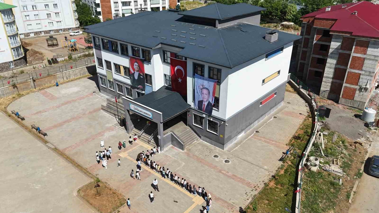 BİNGÖL’DE KARNE HEYECANI YAŞANDI