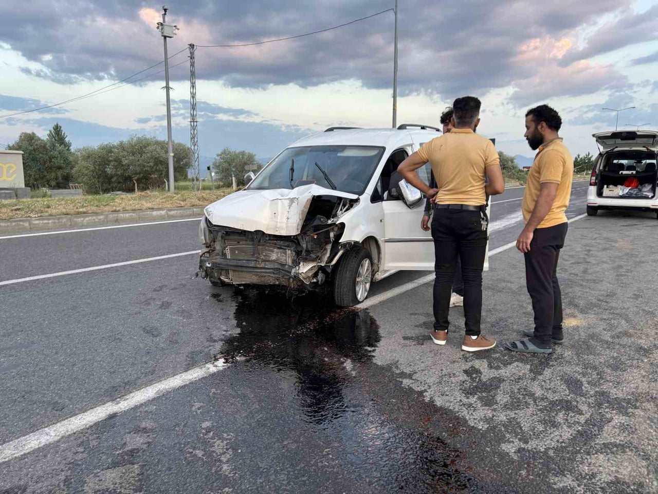BİNGÖL’DE LASTİĞİ PATLAYAN HAFİF TİCARİ ARACIN KONTROLDEN ÇIKARAK REFÜJDEKİ AYDINLATMA DİREĞİNE...