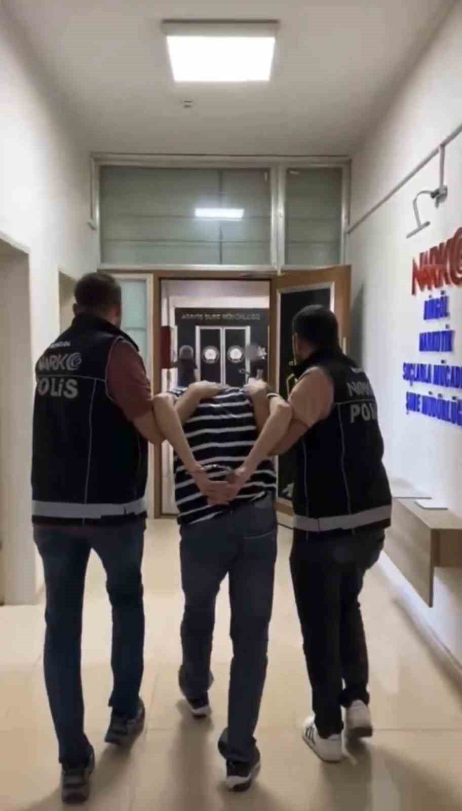 BİNGÖL’DE POLİS EKİPLERİNCE DÜZENLENEN UYUŞTURUCU OPERASYONUNDA GÖZALTINA ALINAN 1 ŞÜPHELİ...