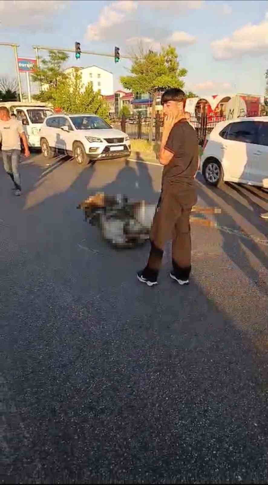 BİNGÖL MERKEZ SİMANİ MAHALLESİ’NDE OTOMOBİLİN ÇARPTIĞI EŞEK TELEF OLURKEN, ARAÇTA MADDİ HASAR...