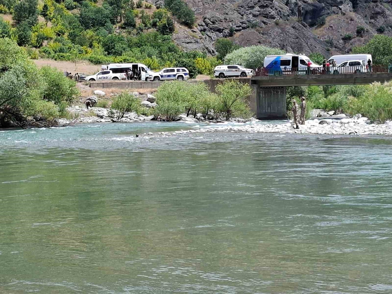 BİNGÖL’ÜN GENÇ İLÇESİNDE SARIM ÇAYI’NDA AKINTIYA KAPILARAK KAYBOLAN VEDAT KARABULUT’U (33) ARAMA...