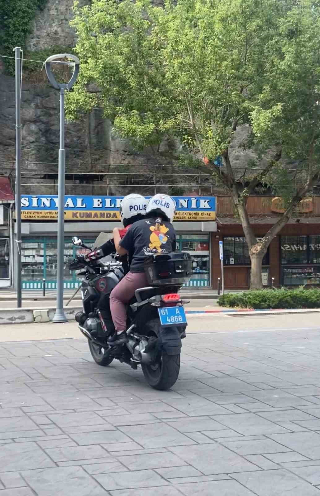 BİR ADAY, SINAVA GEÇ KALMA RİSKİ YAŞAYINCA POLİS EKİPLERİNİN DESTEĞİYLE SINAV MERKEZİNE...