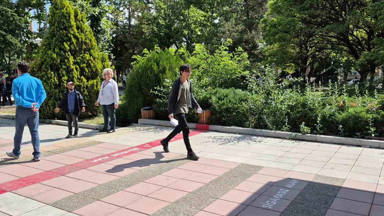 BİR ADAYI SON ANDA TELAŞLA SINAVA YETİŞTİREN YAKINI, "KOŞ, BEN Mİ KOŞACAĞIM PEŞİNDEN" DİYEREK...